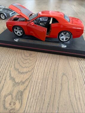 1:18 Maisto Premiere Edition 2006 Dodge Challenger Concept Orange Diecast Model